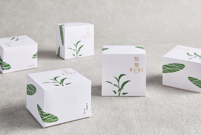 如果你想要提升茶葉產(chǎn)品的銷(xiāo)量，那么不僅要保證茶葉的口感，還要讓茶葉的包裝精美，一個(gè)精美的包裝，能夠提升茶葉的檔次，能夠提升顧客的購(gòu)買(mǎi)欲望，當(dāng)然了茶葉包裝設(shè)計(jì)是需要花錢(qián)的，下面古柏廣告設(shè)計(jì)的小編就給大家說(shuō)說(shuō)茶葉產(chǎn)品包裝設(shè)計(jì)怎么報(bào)價(jià)的。
